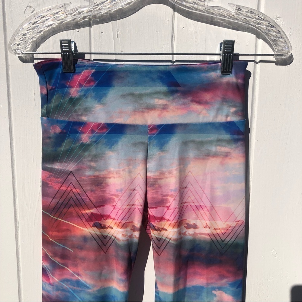 Onzie Truth Pink and Blue Clouds Geometrical accent Capri Leggings - Picture 3 of 6